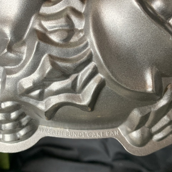 NWOT Nordic Ware Holiday Wreath Bundt pan - Picture 5 of 10